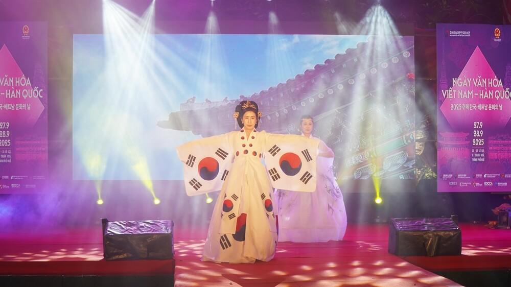 Trình diễn trang phục truyền thống đến từ Hàn Quốc